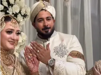 Momina iqbal with husband